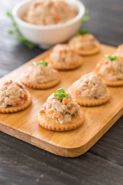 ton balıklı kraker ile yayıldı