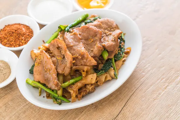 soya sosu ve domuz kızarmış noodle 