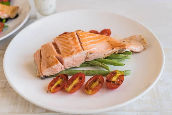 Bife de salmão grelhado — Fotografia de Stock