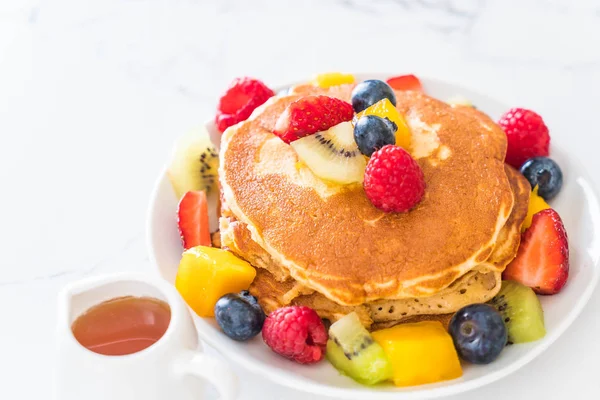 Panqueque con frutas de mezcla — Foto de Stock