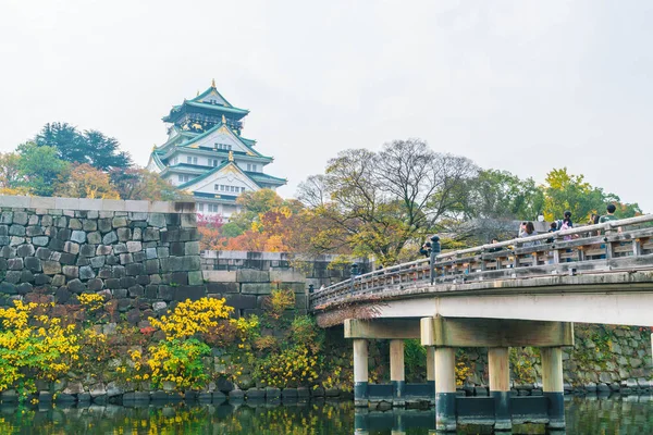 Osaka, Japonya - Kasım 20: Osaka Kalesi Park'ta kalabalık ziyaretçi. Ben
