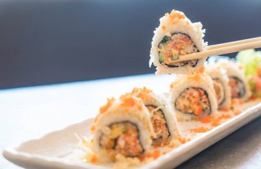 suşi roll maki tempura