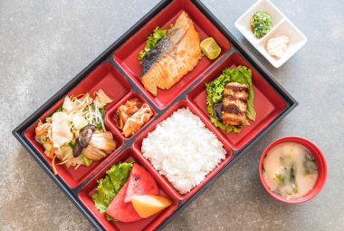 ızgara somon bento koymak