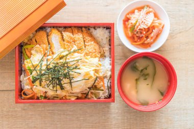 Kızarmış pirzola domuz (katsudon)  