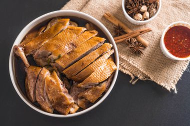 pot demlenmiş Ördek sosu ve ingradients ile