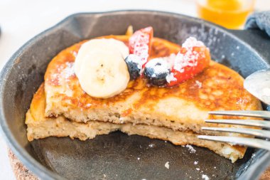 taze çilek yaban mersini ve muz ile gözleme 