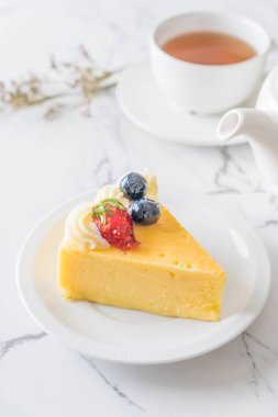 peynirli kek çilek ve yaban mersini