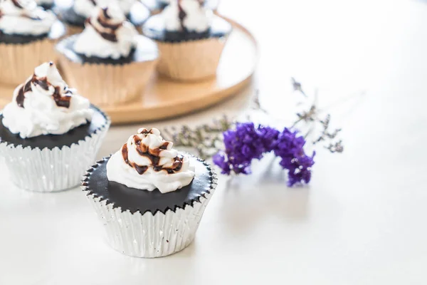 Pastel de taza de chocolate con crema batida — Foto de Stock