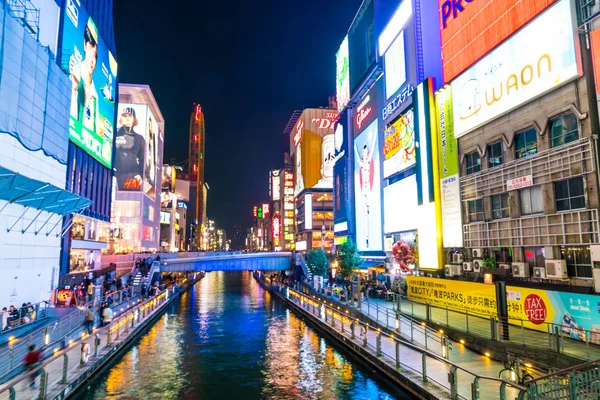 OSAKA, JAPÓN - 19 NOV 2016: Grupo de personas caminando para ir de compras — Foto de Stock