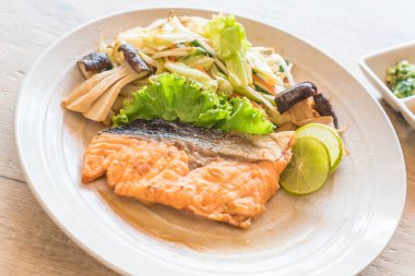 sebze ile kızarmış som balığı biftek