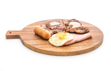 ahşap plaka üzerinde ızgara biftek mix