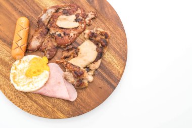 ahşap plaka üzerinde ızgara biftek mix