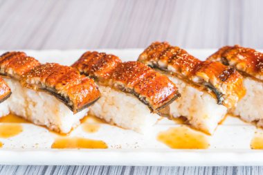 yılan balığı (unagi suşi)