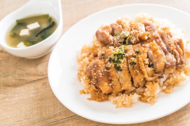 Teriyaki tavuk miso çorbası ile tepesinde pirinç