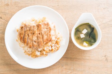 Teriyaki domuz miso çorbası ile tepesinde pirinç