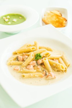 Penne carbonara makarna somon ile