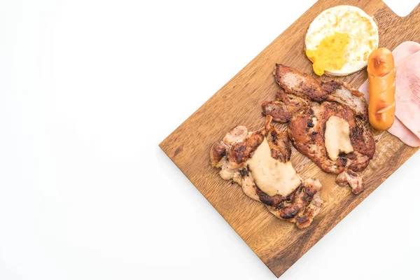 ahşap plaka üzerinde ızgara biftek mix