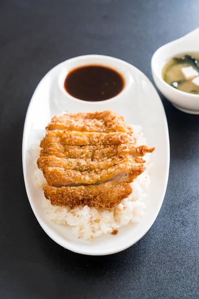 tepesinde pirinç (tonkatsu) ile miso çorbası kızarmış domuz eti