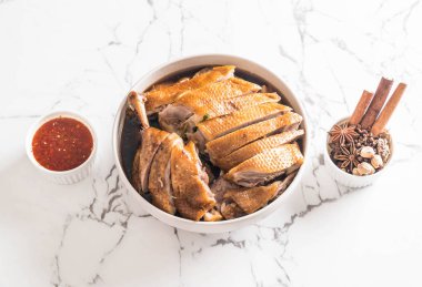 pot demlenmiş Ördek sosu ve ingradients ile