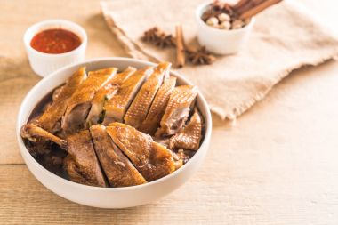 pot demlenmiş Ördek sosu ve ingradients ile