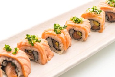 ızgara somon suşi roll - Japon gıda tarzı