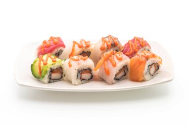 karışık suşi rulo ile baharatlı sos - Japon gıda tarzı