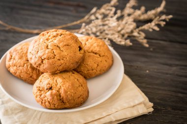yulaf ezmesi kuru üzüm kurabiyeleri ahşap üzerine