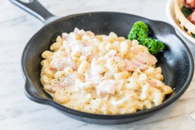 jambon ve peynirli makarna