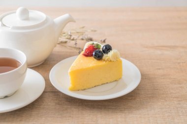 peynirli kek çilek ve yaban mersini