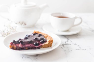 böğürtlenli turta çay ile