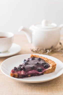 böğürtlenli turta çay ile