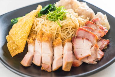 Yumurta noodle kırmızı kızarmış domuz, gevrek domuz eti, köfte ve çorba ile 