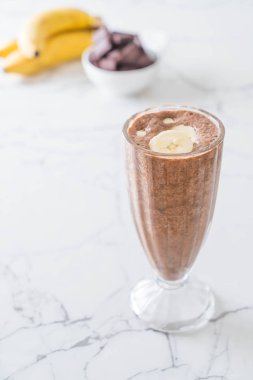 Çikolatalı muzlu milkshake