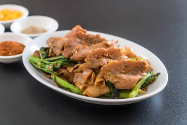 soya sosu ve domuz kızarmış noodle 