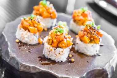 Baharatlı somon suşi roll 