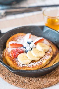 taze çilek yaban mersini ve muz ile gözleme 