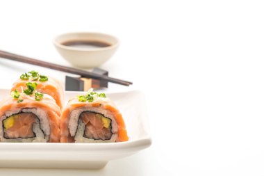 ızgara somon suşi roll - Japon gıda tarzı