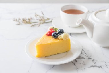 peynirli kek çilek ve yaban mersini