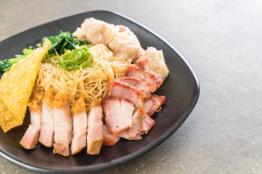 Yumurta noodle kırmızı kızarmış domuz, gevrek domuz eti, köfte ve çorba ile 