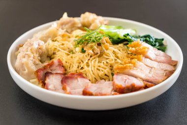 Yumurta noodle kırmızı kızarmış domuz, gevrek domuz eti, köfte ve çorba ile 