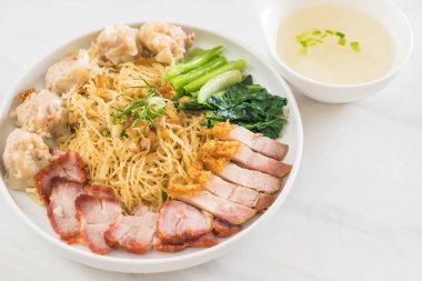 Yumurta noodle kırmızı kızarmış domuz, gevrek domuz eti, köfte ve çorba ile 