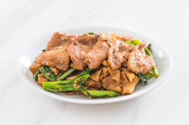 soya sosu ve domuz kızarmış noodle 