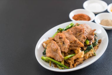 soya sosu ve domuz kızarmış noodle 