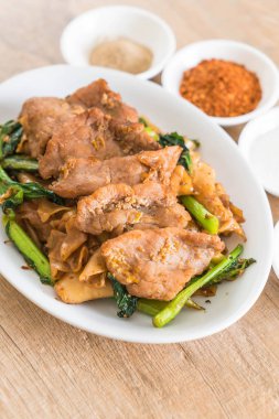 soya sosu ve domuz kızarmış noodle 