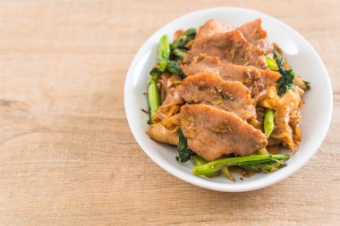 soya sosu ve domuz kızarmış noodle 