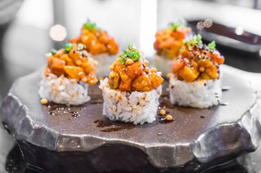 Baharatlı somon suşi roll 