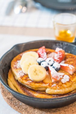 taze çilek yaban mersini ve muz ile gözleme 