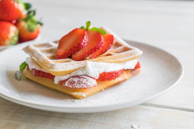 ahşap üzerine çilek ile waffle
