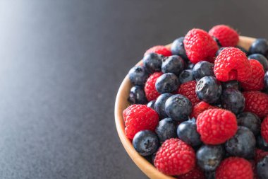 taze yaban mersini ve rasberry 