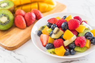 karışık taze meyve (çilek, ahududu, yaban mersini, kivi, mang